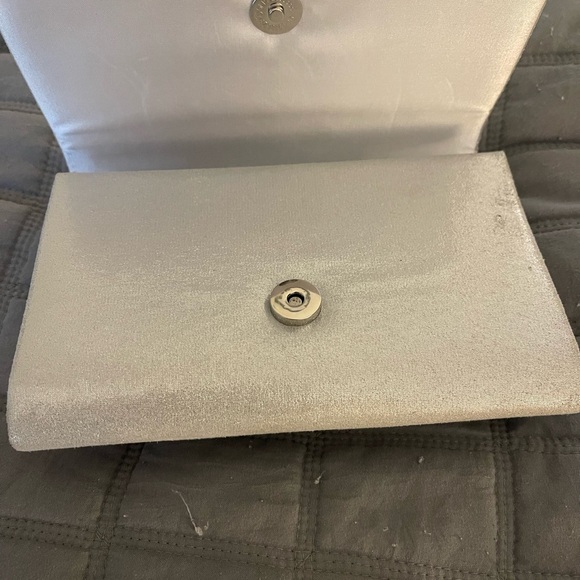 5/$30 ACCESSORIES BUNDLE Nina Shimmering Silver Evening Bag - Picture 2 of 6